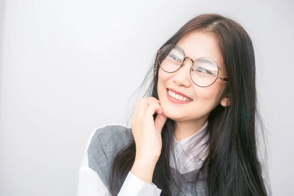 Schöne Lächelnde Frauen Zeigen Handzeichen Willkommen Auf Weißem Hintergrund Brillenmädchen — Stockfoto