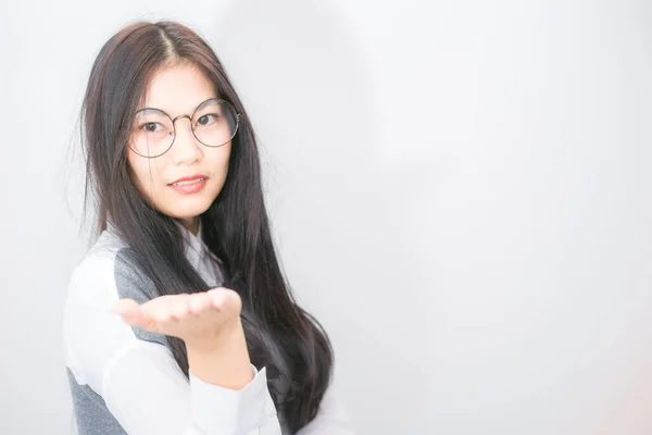 Vakre Smilende Kvinner Håndtegn Velkommen Hvit Bakgrunn Glassjente – stockfoto