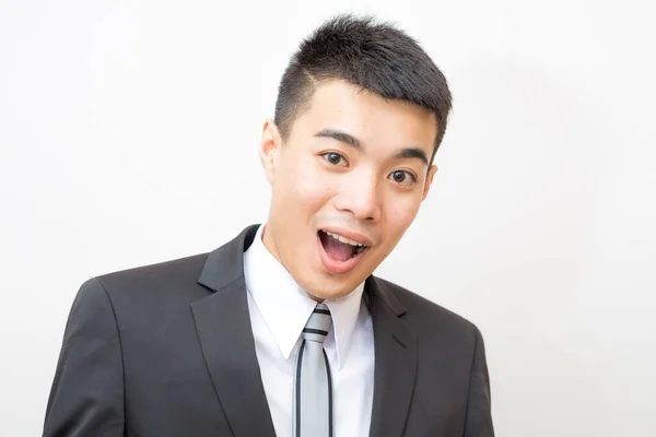 Portret Przystojnego Azjatyckiego Uśmiechniętego Biznesmena Zrobić Twarz Białym Tle — Zdjęcie stockowe