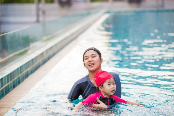 Menina Piscina Para Sua Primeira Aula Natação Com Mãe Menina — Fotografia de Stock