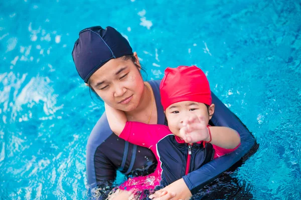 Baby Flicka Vid Poolen För Sin Första Simlektion Med Mamma — Stockfoto