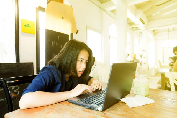 Sonriendo Las Mujeres Asiáticas Utilizando Ordenador Portátil Cafetería Concepto Comunicación — Foto de Stock