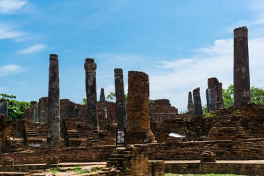 Buda 'nın eski tapınağının mimarisi mavi gökyüzü Ayuthaya, Tayland