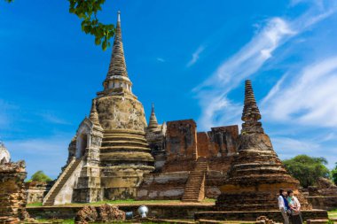 Buda 'nın eski tapınağının mimarisi mavi gökyüzü Ayuthaya, Tayland