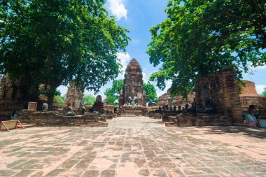 Buda 'nın eski tapınağının mimarisi mavi gökyüzü Ayuthaya, Tayland