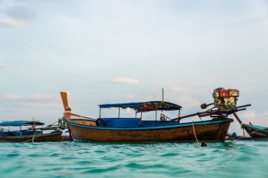 Deniz kıyısındaki ahşap tekne. Gün batımı, Lipe Tayland.