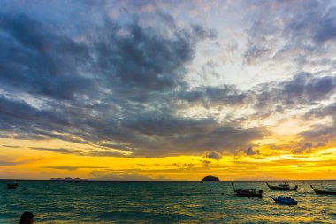 Andaman Denizi 'nin sahil şeridi. Gün batımı. Tekne ile renkli gökyüzü bulutu, Lipe Tayland.