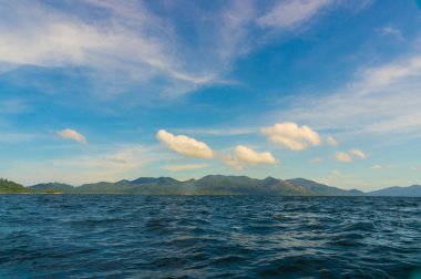 Yeşil ağaçlı, egzotik bir ada. Mavi Andaman denizi, Lipe Tayland.