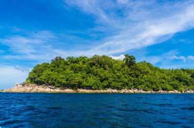 Yeşil ağaçlı, egzotik bir ada. Mavi Andaman denizi, Lipe Tayland.