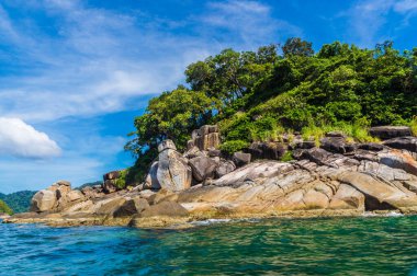 Yeşil ağaçlı, egzotik bir ada. Mavi Andaman denizi, Lipe Tayland.