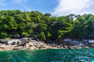 Yeşil ağaçlı, egzotik bir ada. Mavi Andaman denizi, Lipe Tayland.
