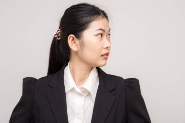 Beyaz arka planda güzel Asyalı iş kadını portresi