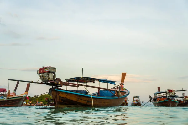 Dřevěný Člun Mořském Pobřeží Pobřeží Linie Západ Slunce Lipe Thajsko — Stock fotografie