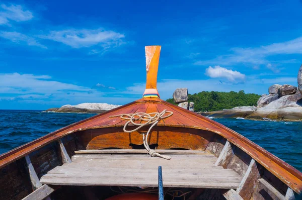 Dřevěný Cestovní Loď Jede Exotický Ostrov Příroda Seascape — Stock fotografie