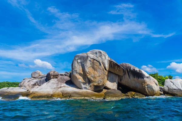 Морской Пейзаж Скалистого Острова Голубой Солнечный День Липе Таиланд — стоковое фото