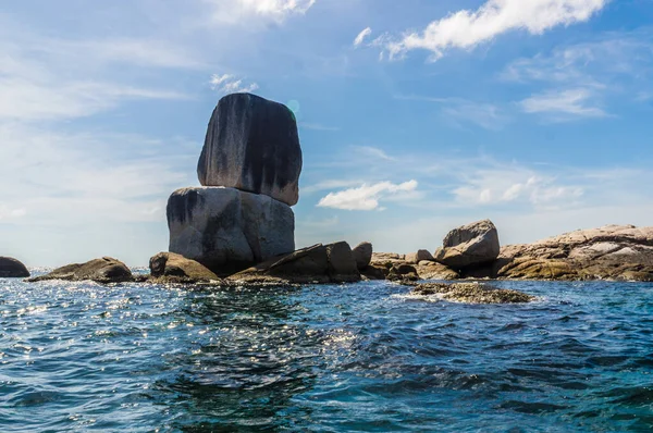 深い青色の海の日差しの日に岩の島の風景 Lipe Thailand — ストック写真