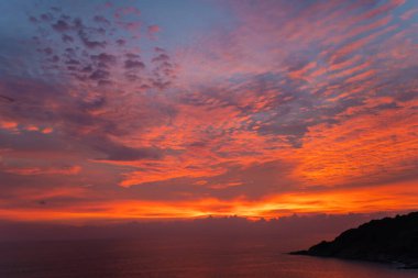 Deniz kıyısında bulutlu renkli günbatımı gökyüzü doğa manzarası