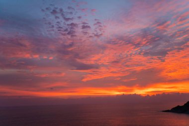 Deniz kıyısında bulutlu renkli günbatımı gökyüzü doğa manzarası