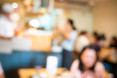 Müşteri ve yemek işi ile bulanık Japon restoranı