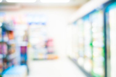 Bokeh iş geçmişiyle dolu raflarda bulanık süpermarket yemekleri