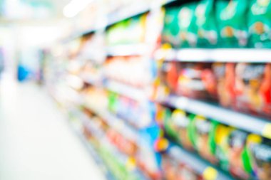 Bokeh iş geçmişiyle dolu raflarda bulanık süpermarket yemekleri