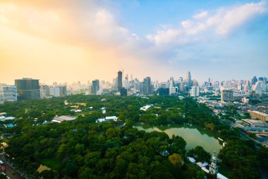 Lumphini Park, Bangkok, Tayland 'da gün batımı gökyüzü renkli bulutlarla kaplı. Lumphini Park, Tayland 'ın Bangkok kentinde bir parktır..