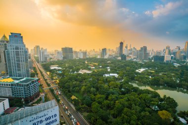 Lumphini Park, Bangkok, Tayland 'da gün batımı gökyüzü renkli bulutlarla kaplı. Lumphini Park, Tayland 'ın Bangkok kentinde bir parktır..