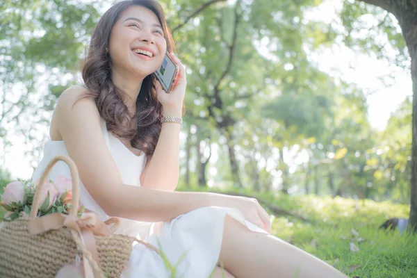 Belle Donne Asiatiche Parlando Smart Phone Nel Parco Della Città — Foto Stock