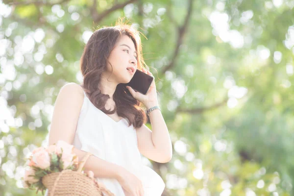 Joyeux Jeune Femme Parlant Smartphone Dans Ville Vert Parc Matin — Photo