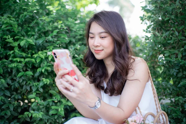 Mulheres Asiáticas Bonitas Digitando Smartphone Para Rede Social Parque Cidade — Fotografia de Stock