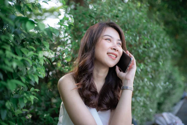 Joyeux Jeune Femme Parlant Smartphone Dans Ville Vert Parc Matin — Photo