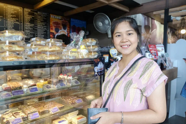 Young Asian Woman Choosing Sweet Products Grocery Supermarket Shopping Pastry — Foto Stock