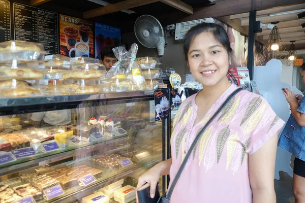 Young Asian Woman Choosing Sweet Products Grocery Supermarket Shopping Pastry — Foto Stock