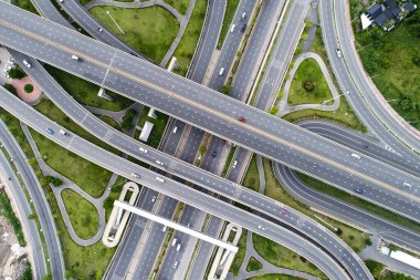 Araç trafiği kavşağı yolu olan hava manzaralı şehir kavşağı yolu