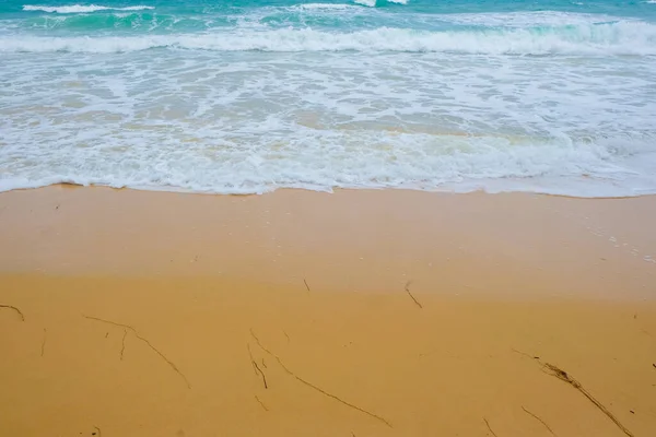 Θάλασσα Κύμα Παραλία Τυρκουάζ Νερά Φόντο Καλοκαιρινές Διακοπές — Φωτογραφία Αρχείου