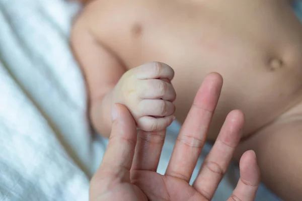 Slapen Baby Hand Hand Van Vader Close Het Bed Nieuw — Stockfoto