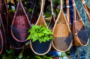 Küçük fabrika işçiliğiyle el yapımı sepet saksısı