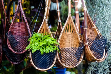 Küçük fabrika işçiliğiyle el yapımı sepet saksısı