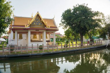 Budist Tapınağı 'nın güzel mimarı. Gün batımı gökyüzü. Bangkok Tayland' da bulutlu manzaralı.