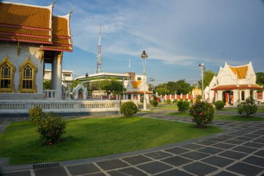 Budist Tapınağı 'nın güzel mimarı. Gün batımı gökyüzü. Bangkok Tayland' da bulutlu manzaralı.