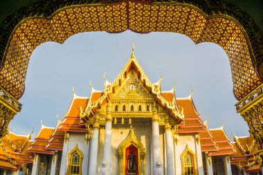 Budist Tapınağı 'nın güzel mimarı. Gün batımı gökyüzü. Bangkok Tayland' da bulutlu manzaralı.