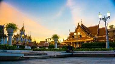 Budist Tapınağı 'nın güzel mimarı. Gün batımı gökyüzü. Bangkok Tayland' da bulutlu manzaralı.