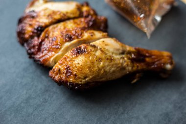 Siyah tabakta ızgara tavuk bifteği.