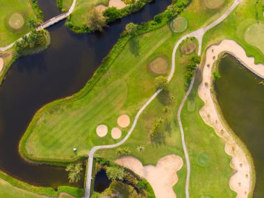 Golf sahası hava manzaralı yeşil çimenler deniz plajı spor aktivitesi yakınında