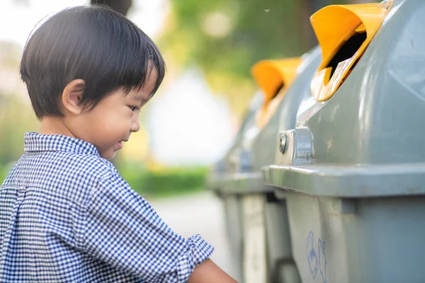 Ragazzo Tenere Spazzatura Spazzatura Nel Cestino Nel Parco Cittadino Mantenere — Foto Stock