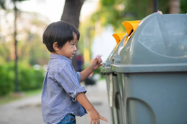 Ragazzo Tenere Spazzatura Spazzatura Nel Cestino Nel Parco Cittadino Mantenere — Foto Stock