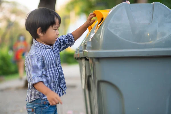Chlapec Držet Odpadky Koše Městském Parku Udržovat Čistý Koncept — Stock fotografie