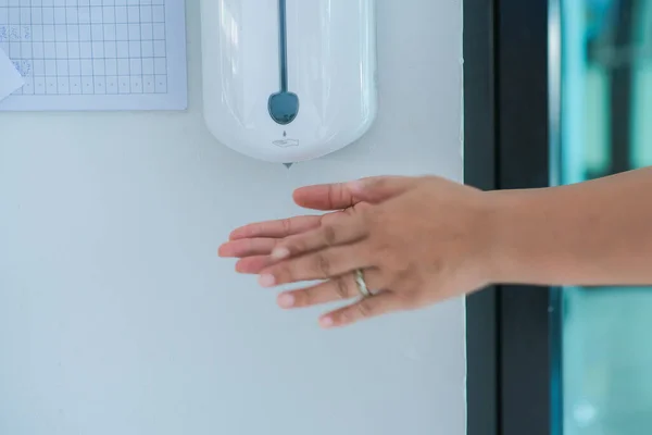 Hand Wash Automatic Alcohol Gel Hand Cose Healthy Concept — Foto de Stock