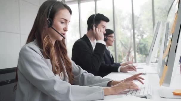 Grupo Jovens Funcionários Que Trabalham Juntos Call Center Vídeo De Stock