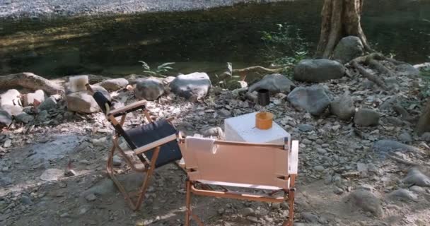 带自然椅子的野营餐桌的景致特写镜头 图库视频片段